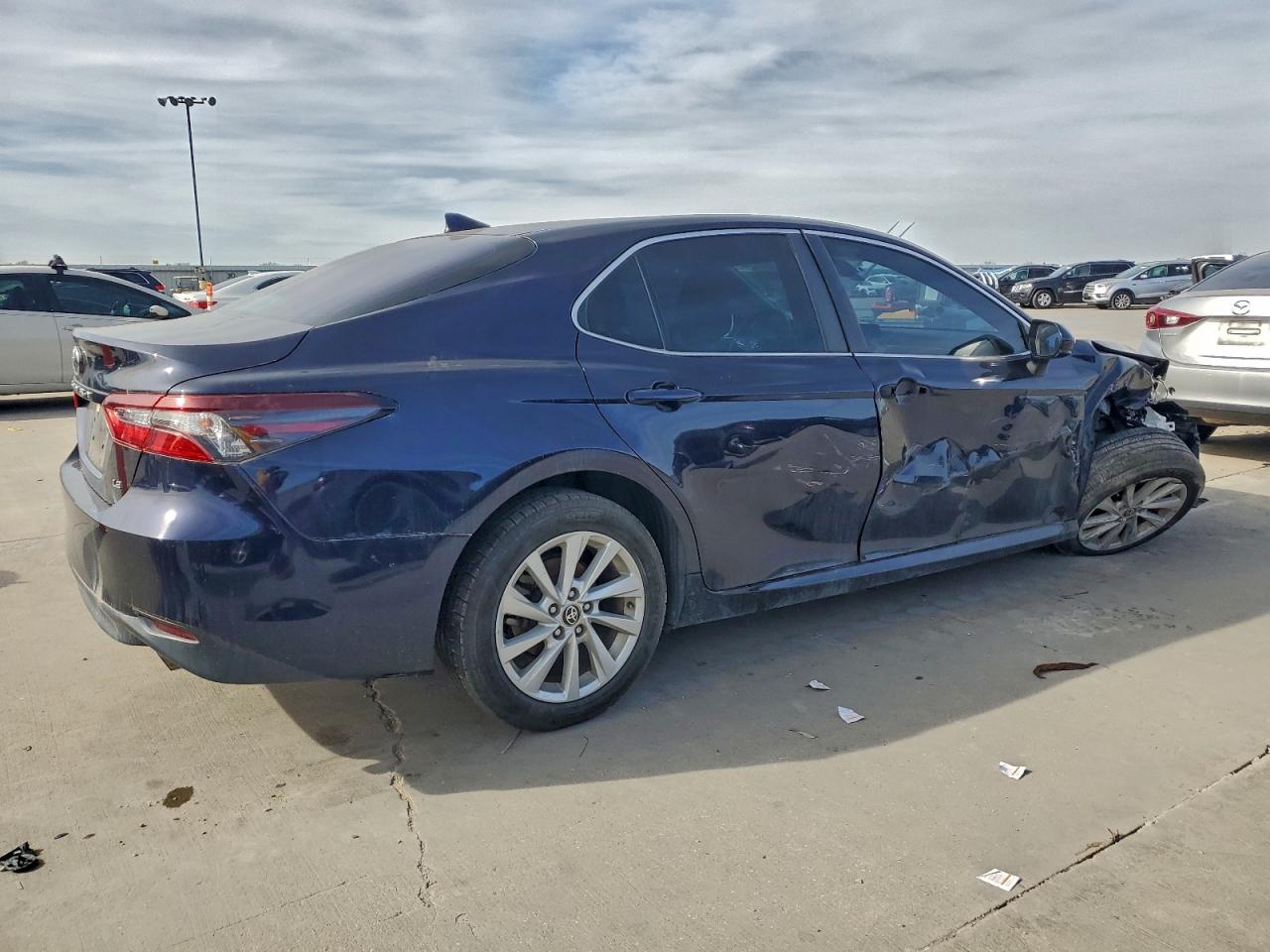 2022 TOYOTA CAMRY LE photo 3