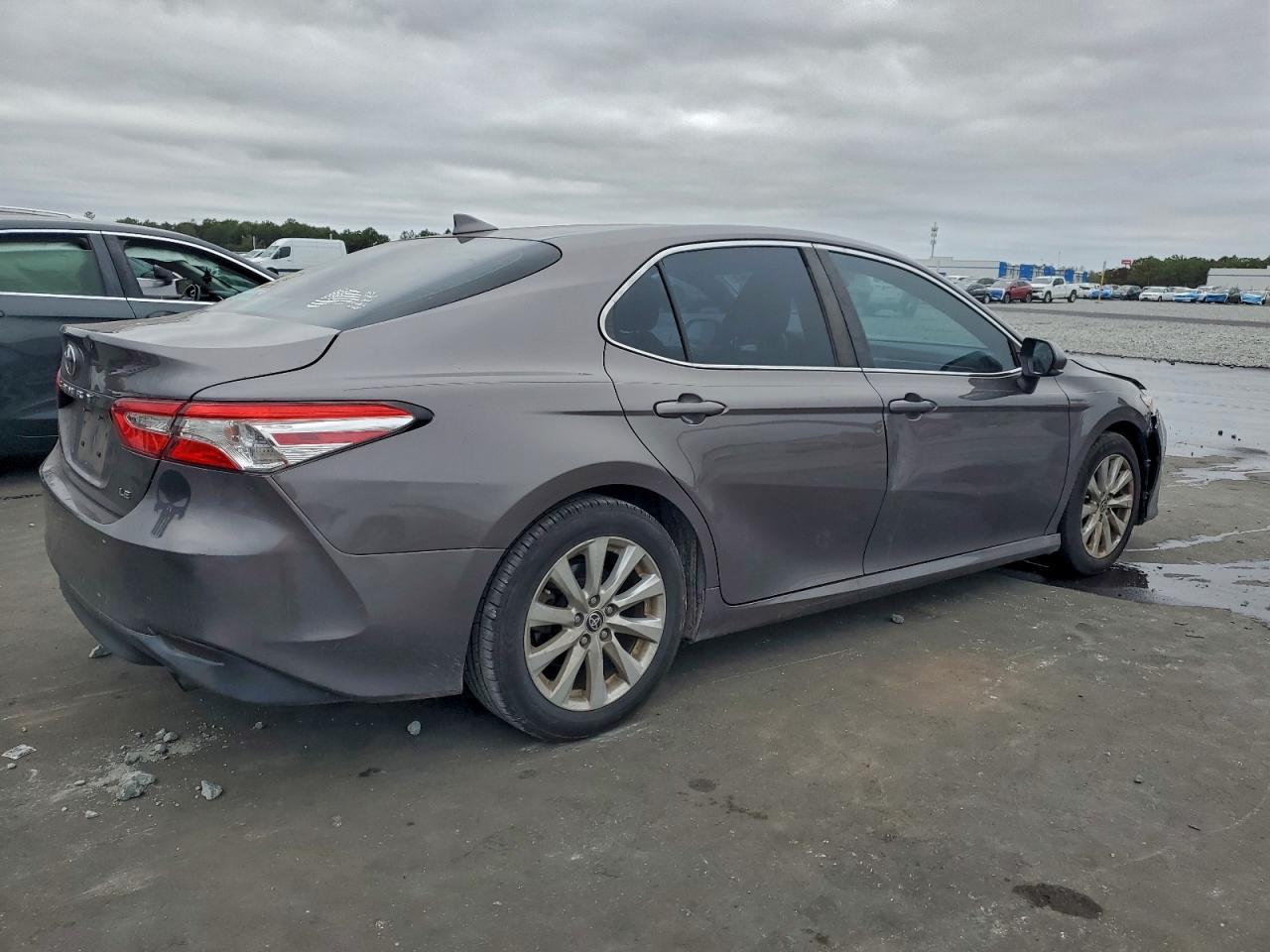 2020 TOYOTA CAMRY LE photo 3