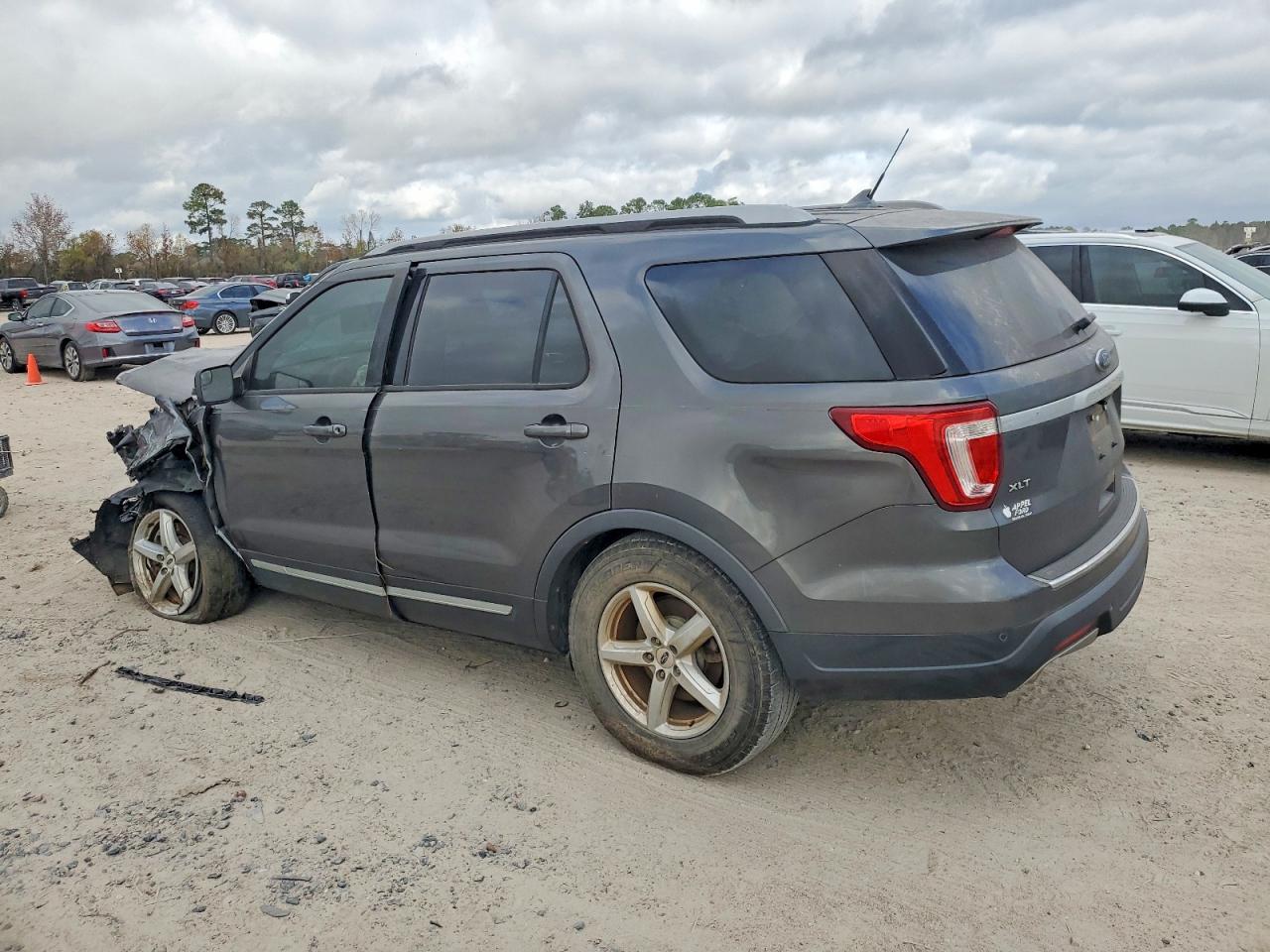 2018 FORD EXPLORER XLT photo 3