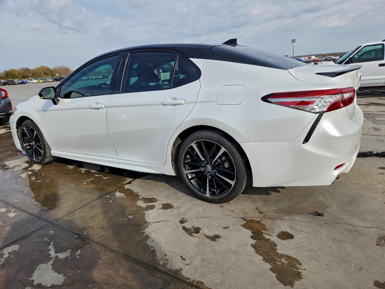 2019 TOYOTA CAMRY XSE photo 2