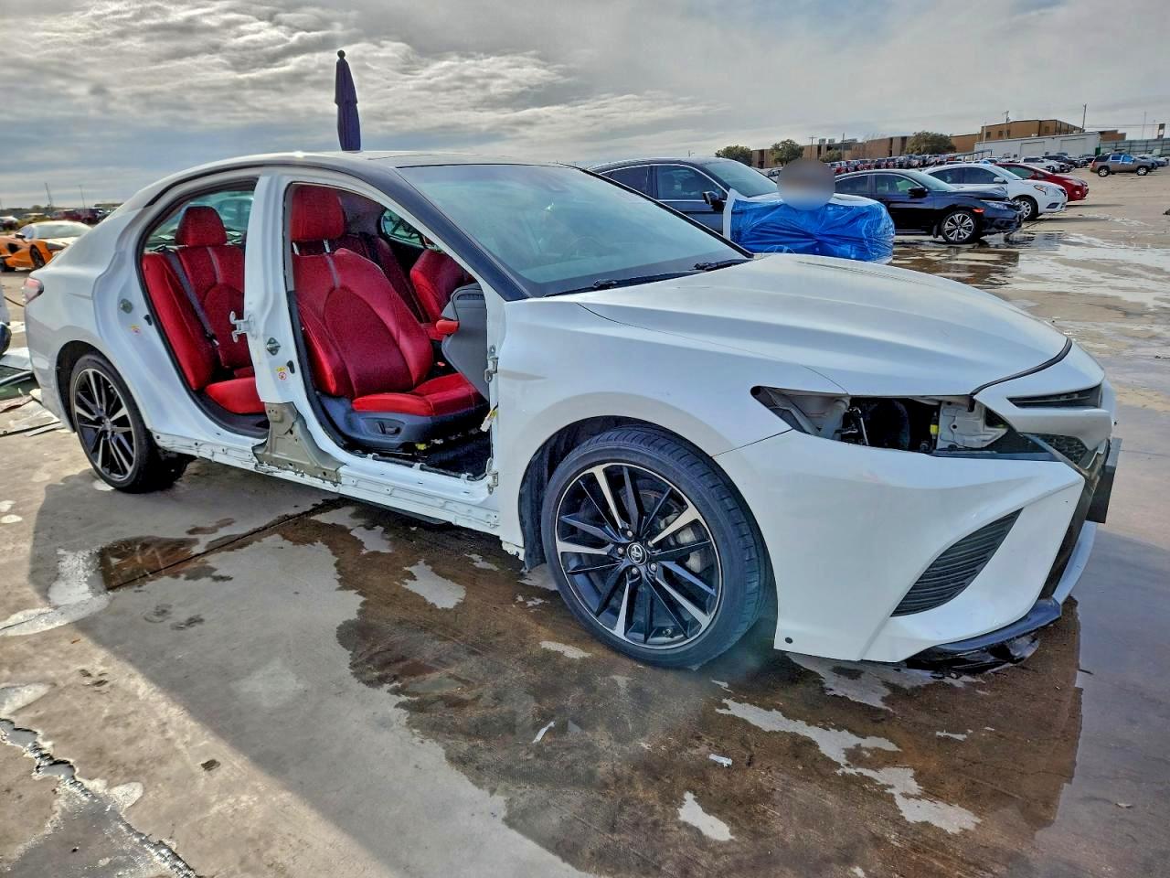 2019 TOYOTA CAMRY XSE photo 4