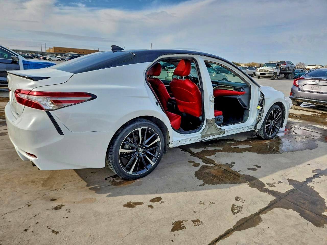 2019 TOYOTA CAMRY XSE photo 3