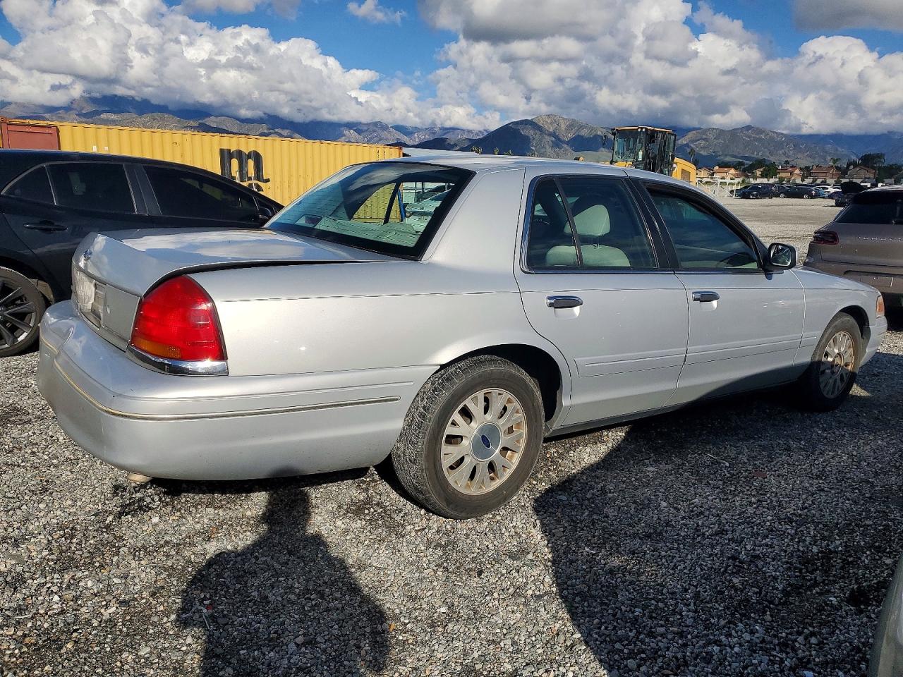 2003 FORD CROWN VICTORIA LX photo 3