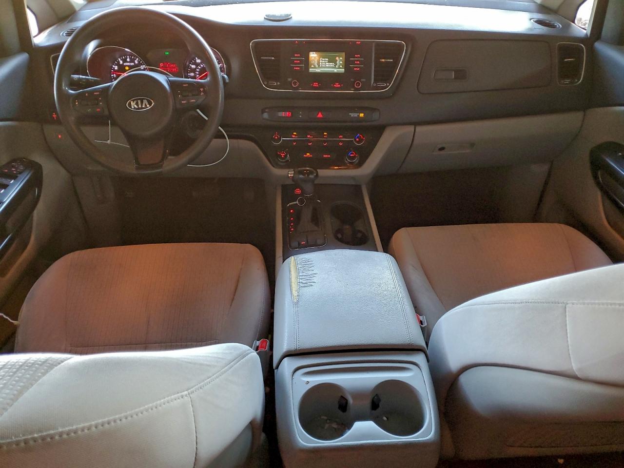2017 KIA SEDONA LX photo 8