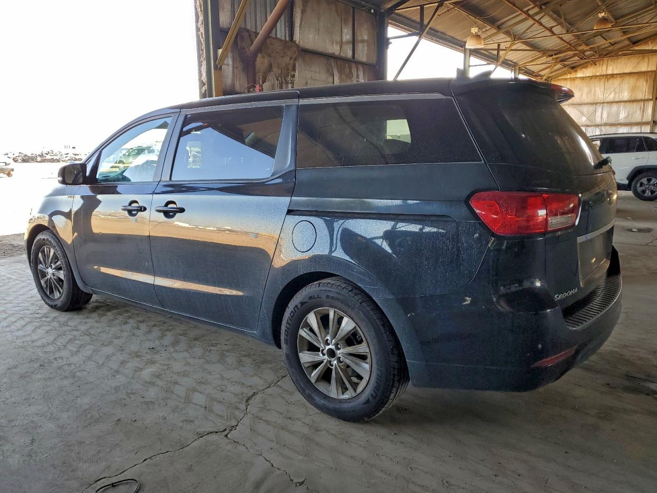 2017 KIA SEDONA LX photo 2