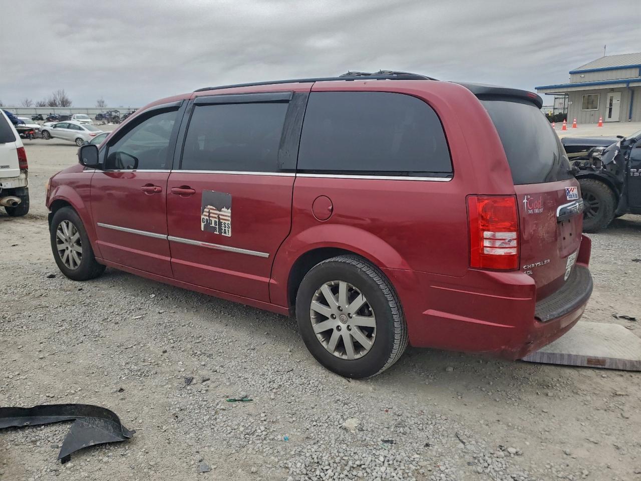 2010 CHRYSLER TOWN & COUNTRY TOURING PLUS photo 3