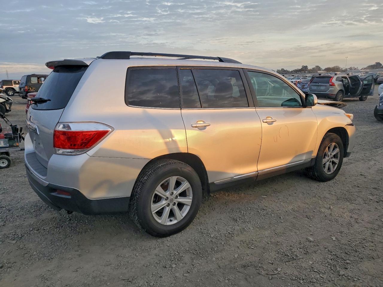 2013 TOYOTA HIGHLANDER BASE photo 3