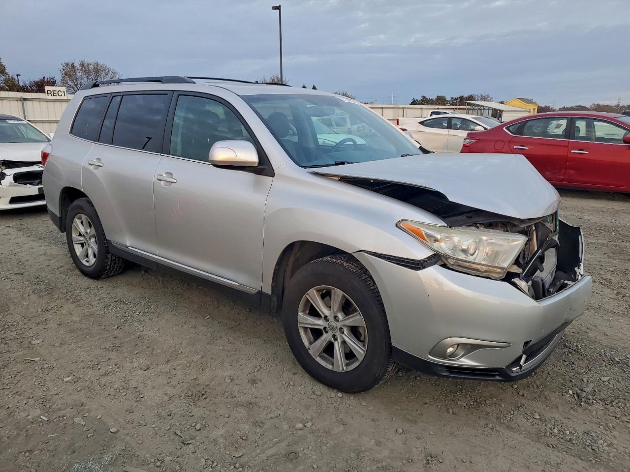 2013 TOYOTA HIGHLANDER BASE photo 4