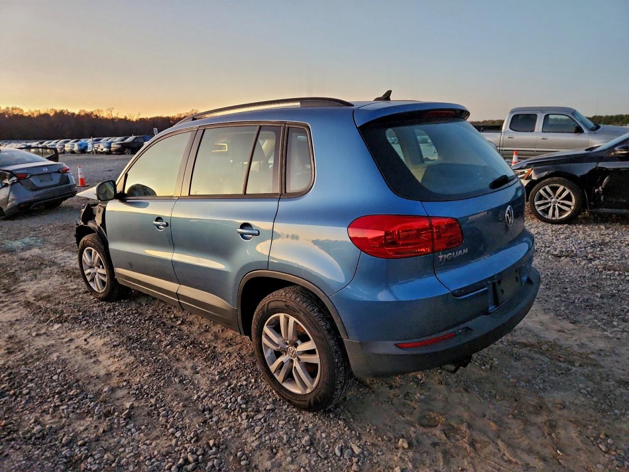 2017 VOLKSWAGEN TIGUAN S photo 2