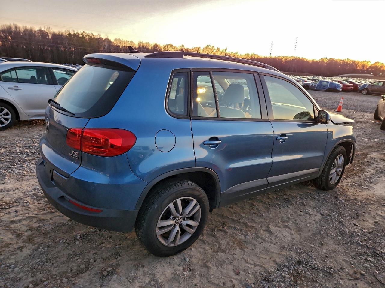 2017 VOLKSWAGEN TIGUAN S photo 3