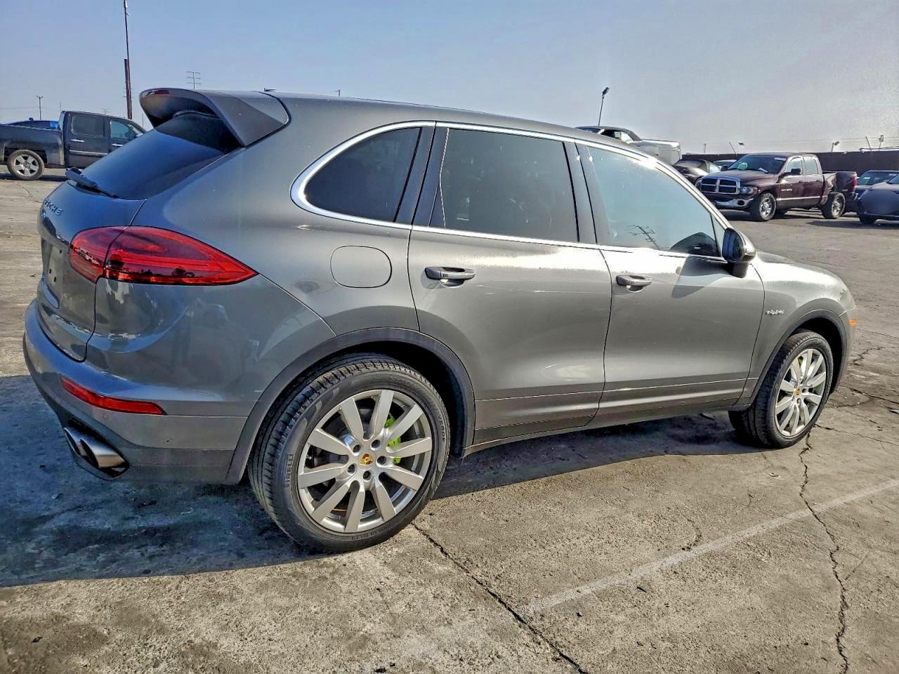 2016 PORSCHE CAYENNE SE HYBRID photo 3