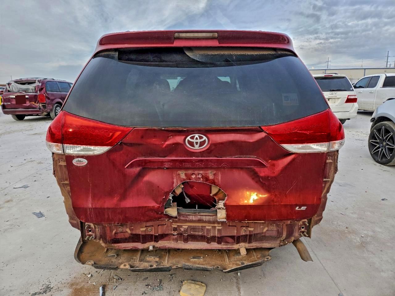 2014 TOYOTA SIENNA LE photo 6