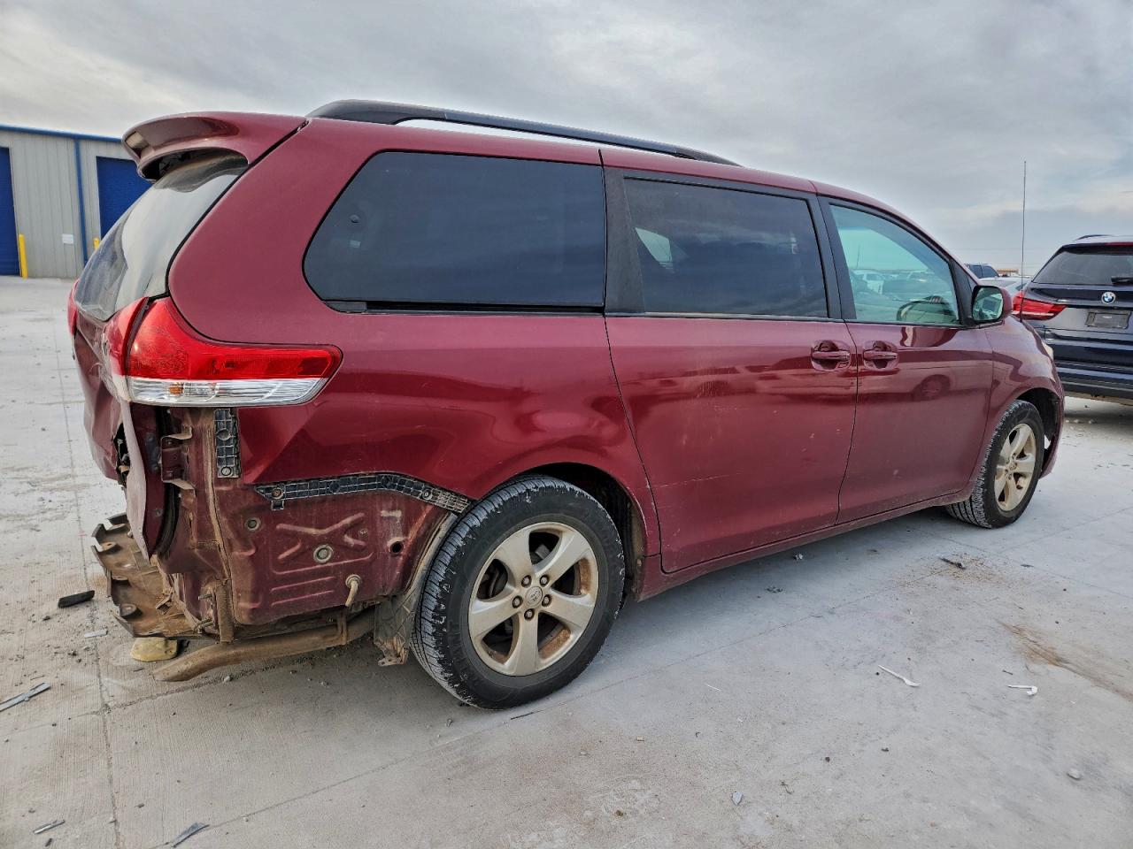 2014 TOYOTA SIENNA LE photo 3