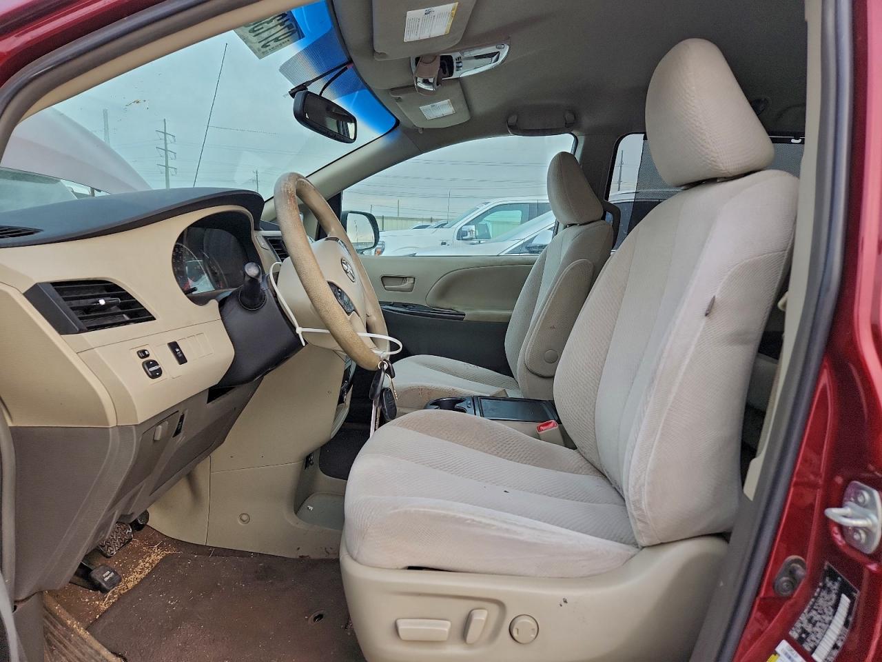 2014 TOYOTA SIENNA LE photo 7