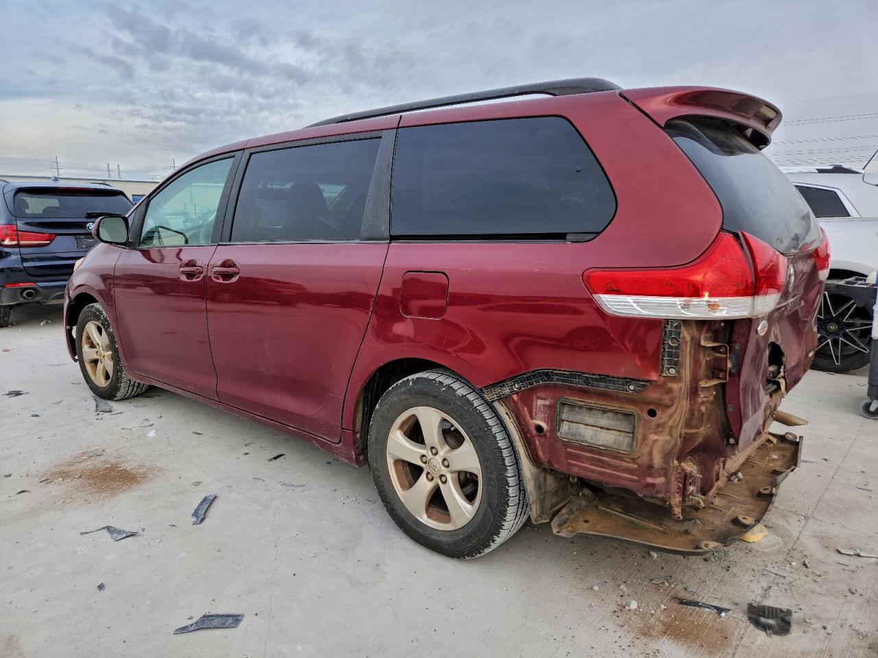 2014 TOYOTA SIENNA LE photo 2