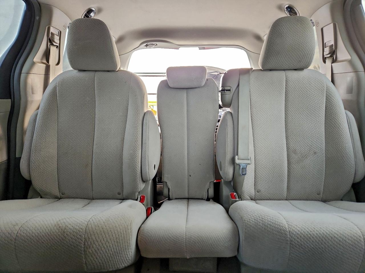 2014 TOYOTA SIENNA LE photo 10