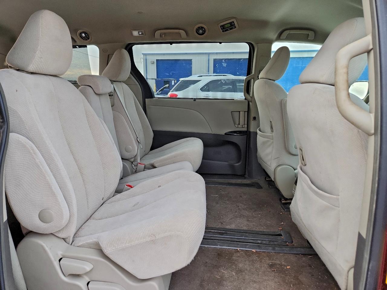 2014 TOYOTA SIENNA LE photo 11