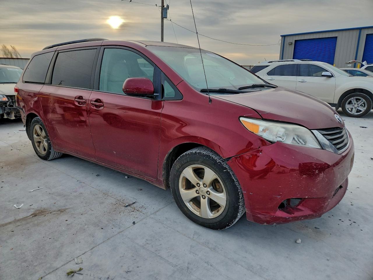 2014 TOYOTA SIENNA LE photo 4