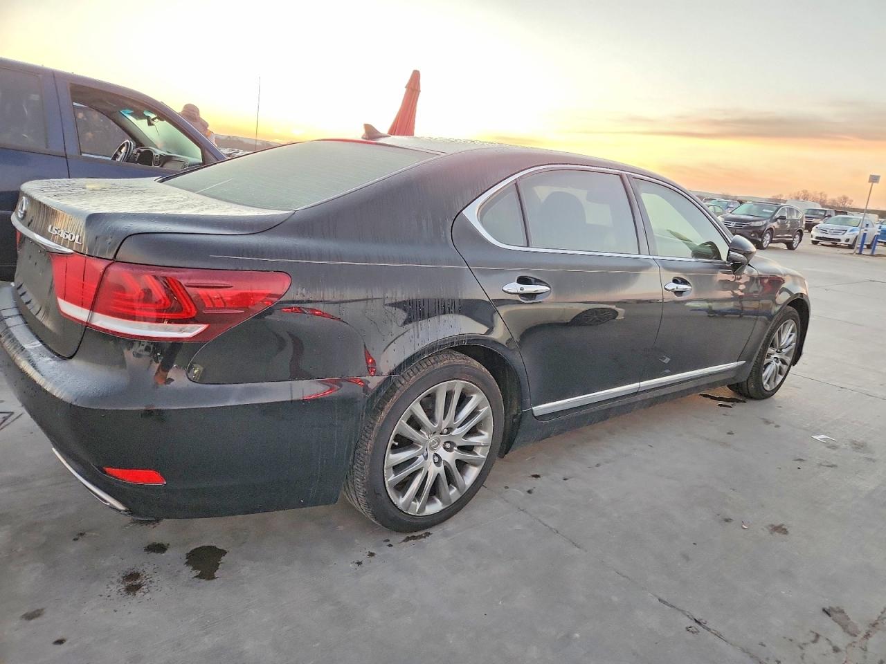 2013 LEXUS LS photo 3