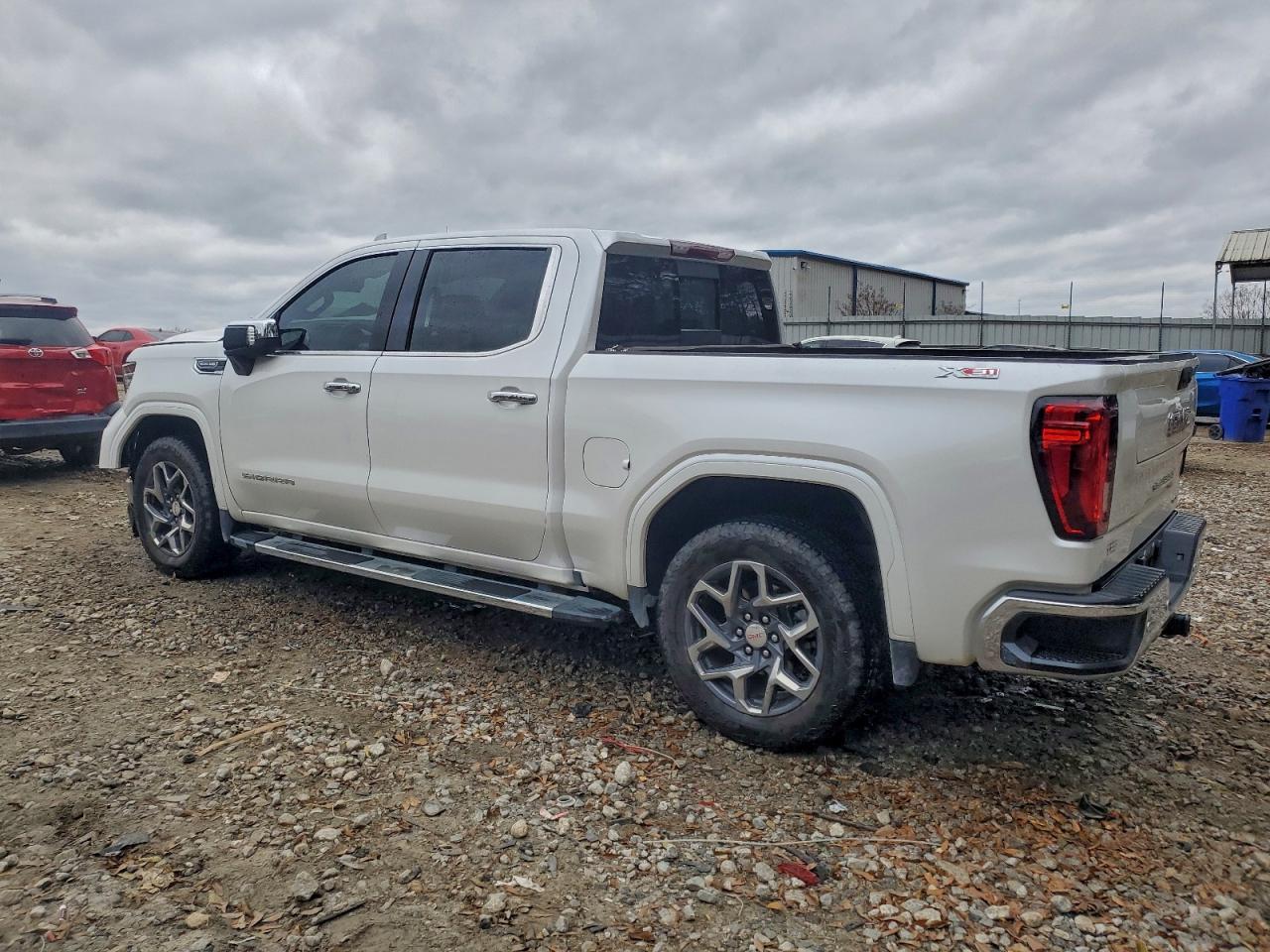 2025 GMC SIERRA K1500 SLT photo 3