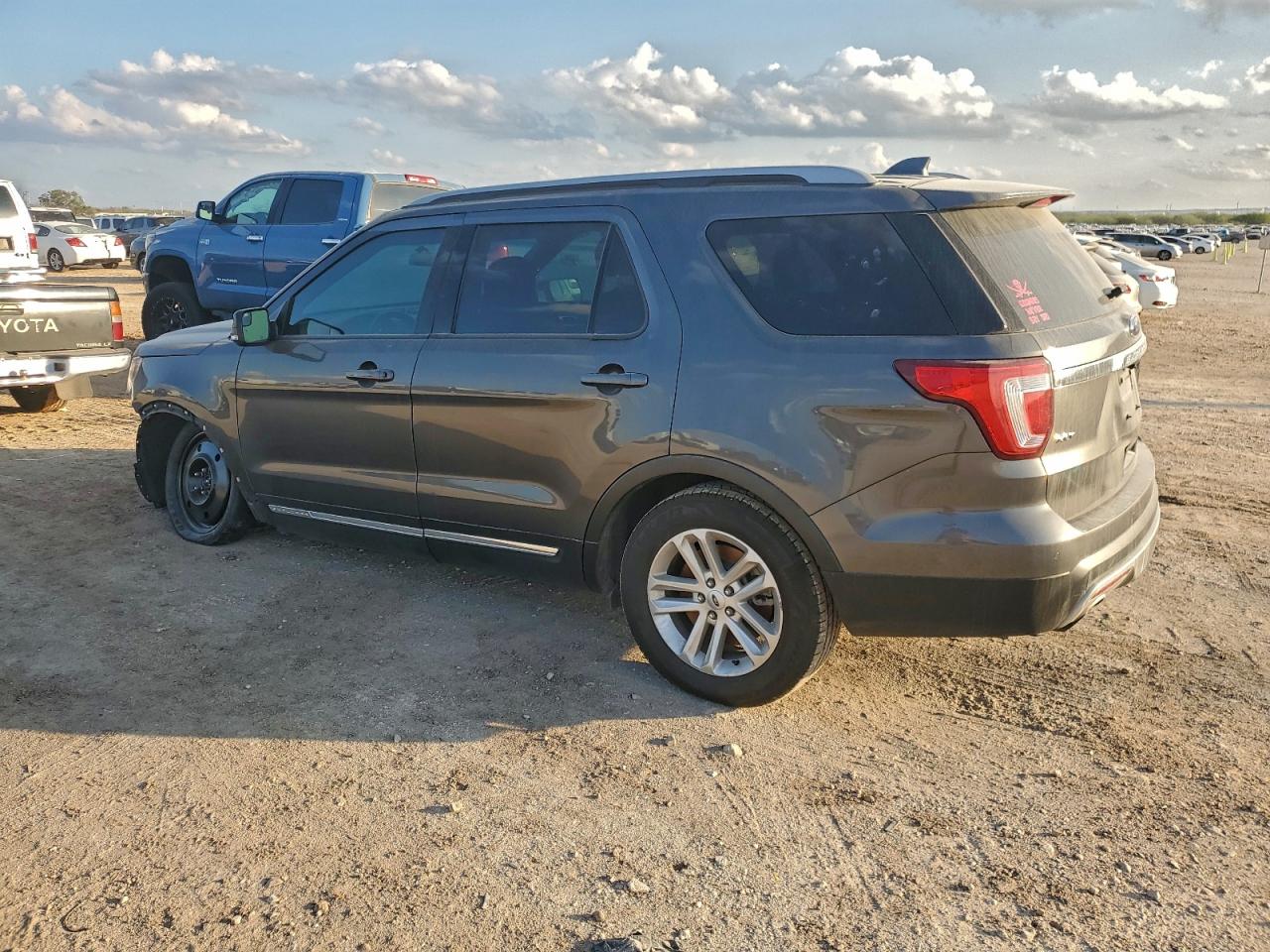 2017 FORD EXPLORER XLT photo 2