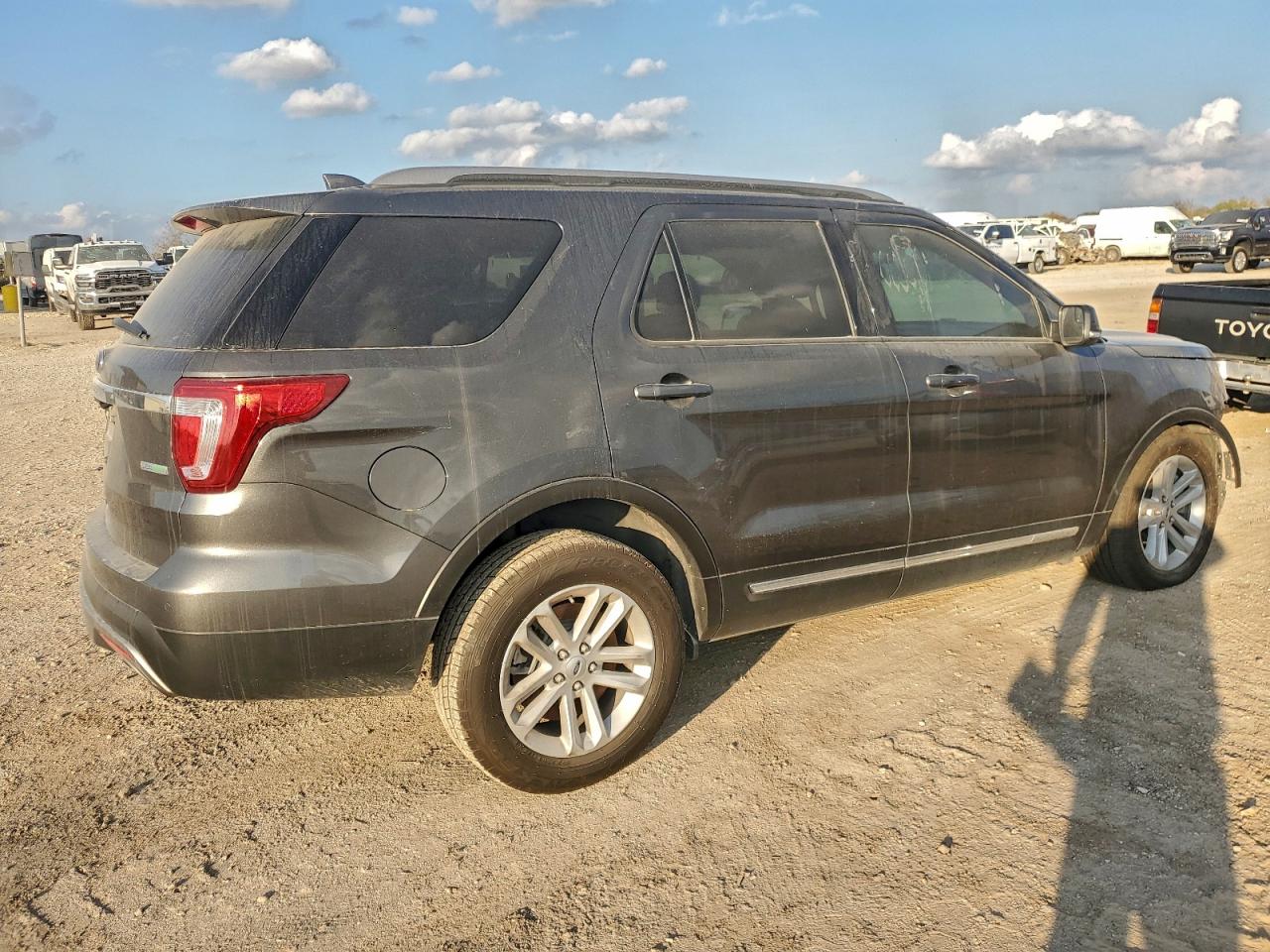 2017 FORD EXPLORER XLT photo 3