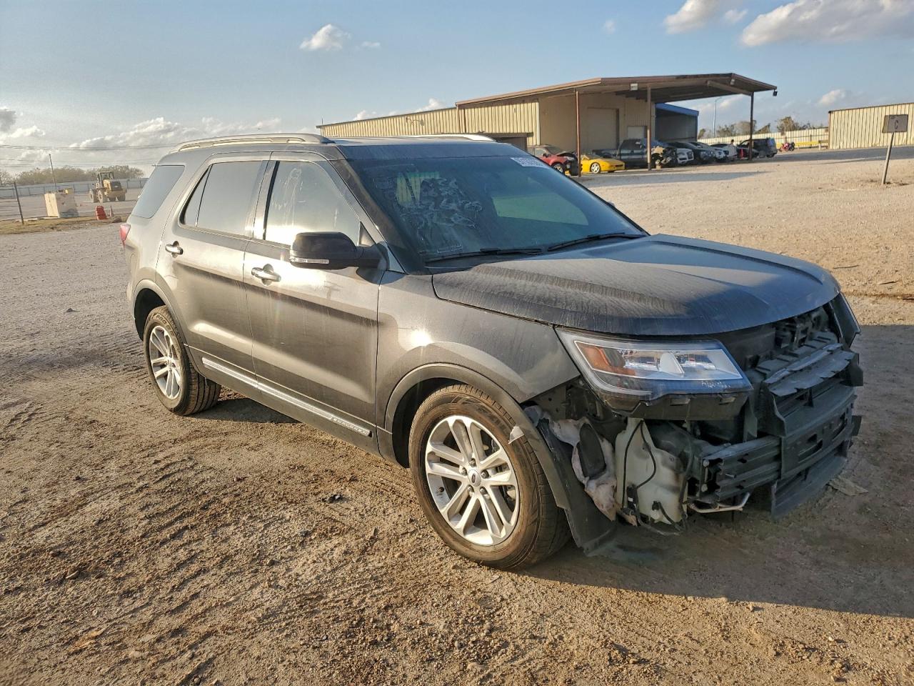2017 FORD EXPLORER XLT photo 4