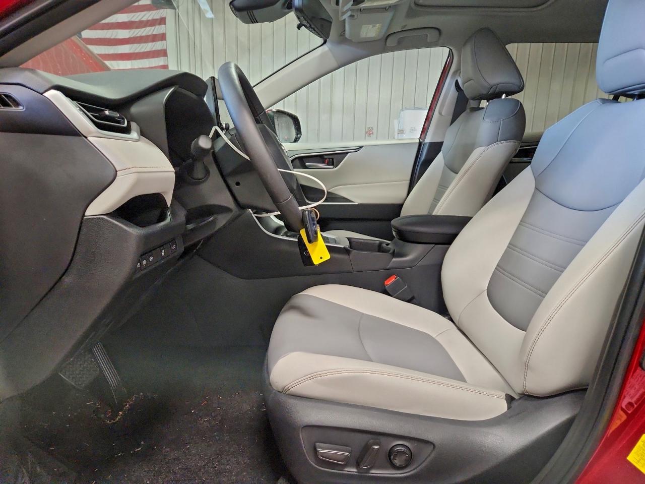 2025 TOYOTA RAV4 XLE PREMIUM photo 7