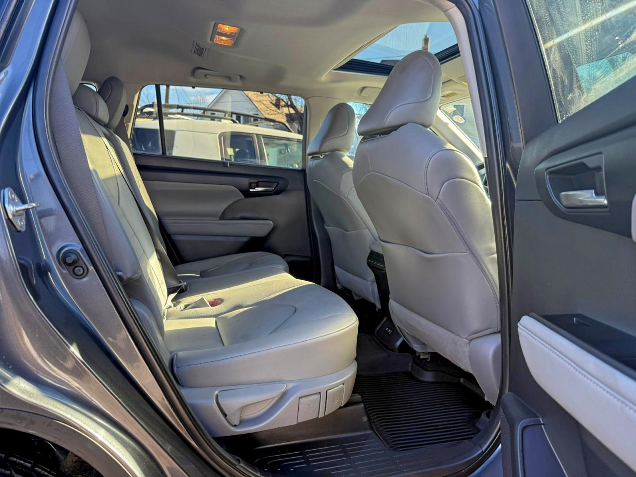 2020 TOYOTA HIGHLANDER XLE photo 6