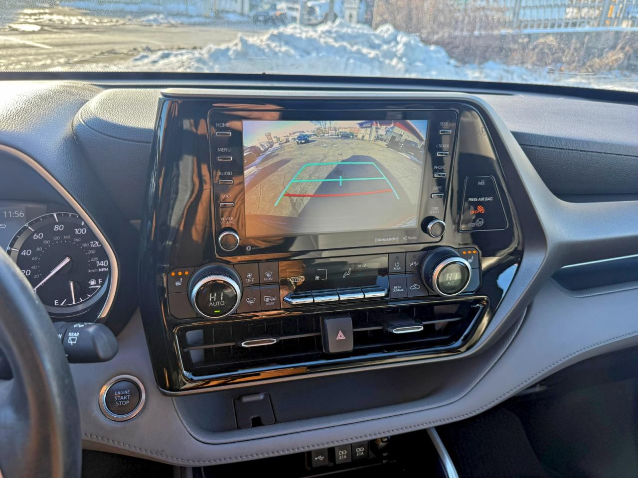 2020 TOYOTA HIGHLANDER XLE photo 11