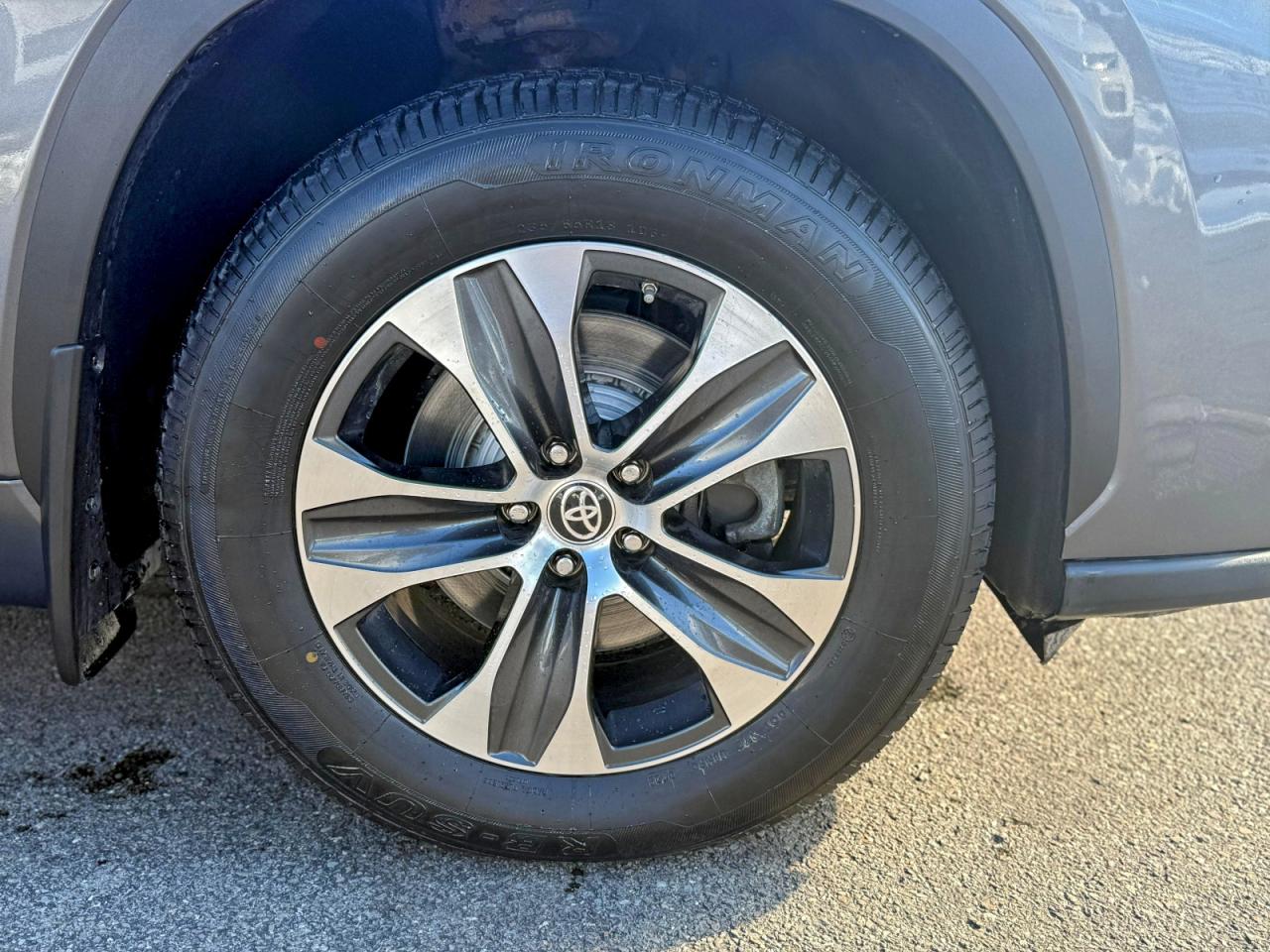 2020 TOYOTA HIGHLANDER XLE photo 9