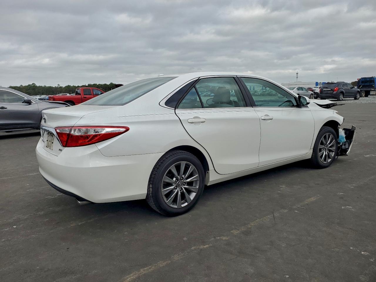 2017 TOYOTA CAMRY LE photo 5