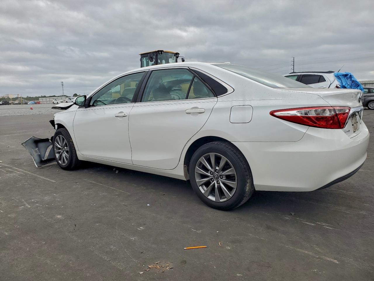 2017 TOYOTA CAMRY LE photo 3
