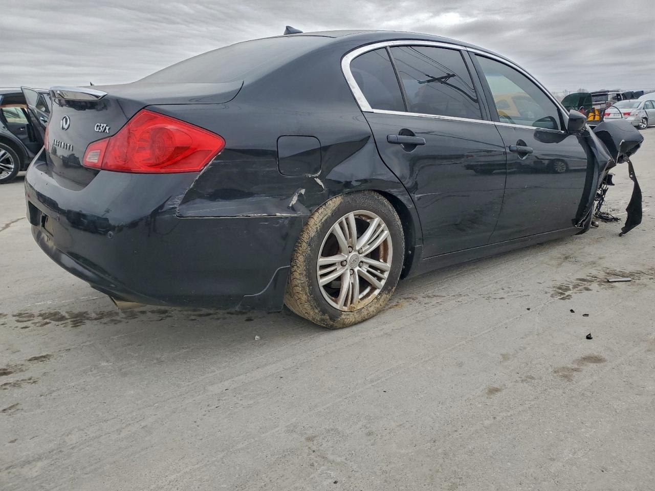 2010 INFINITI G37 photo 3