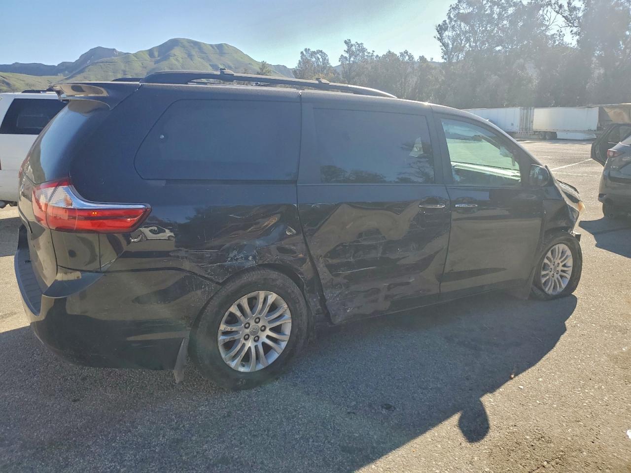2017 TOYOTA SIENNA XLE photo 3