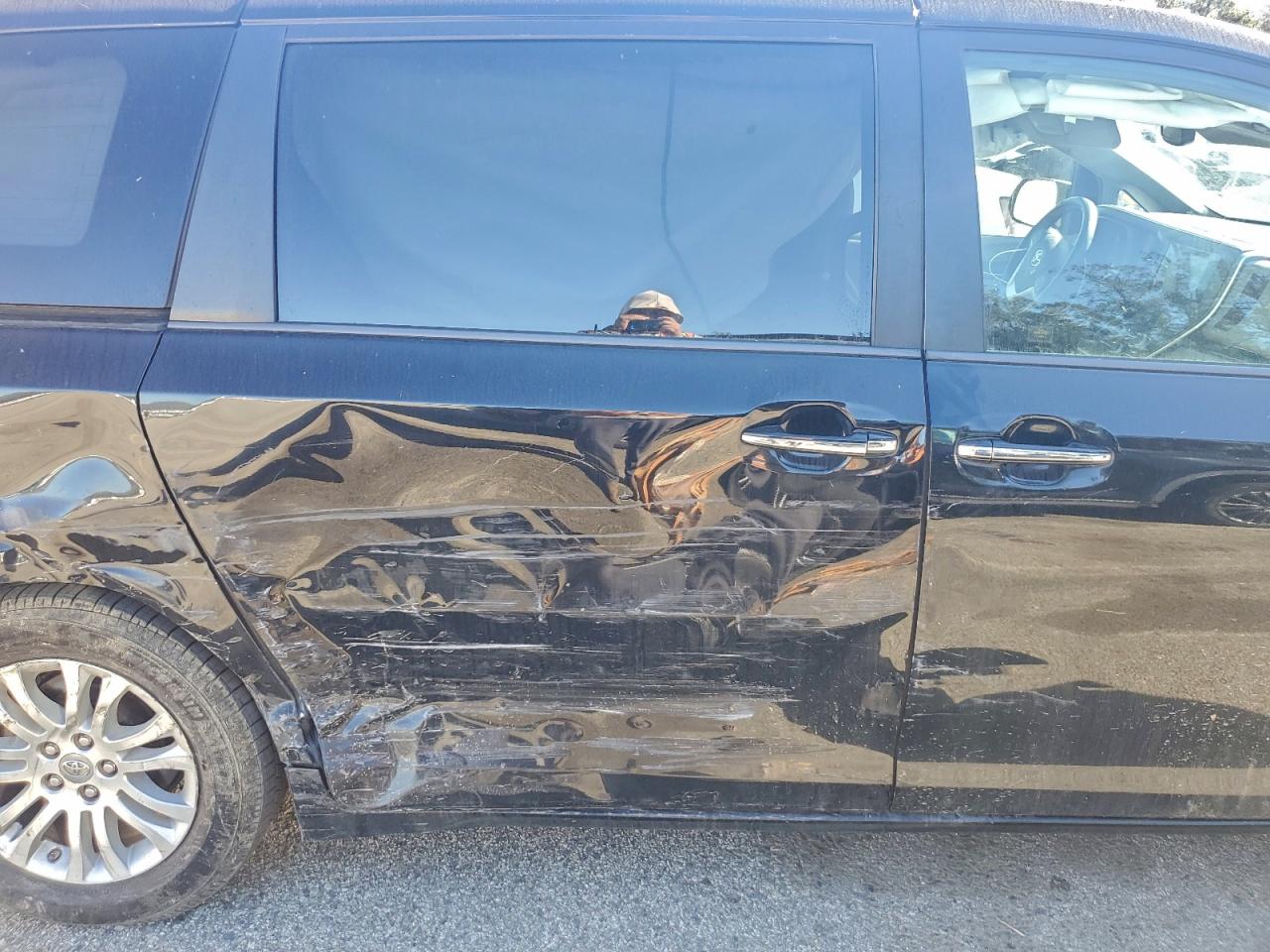 2017 TOYOTA SIENNA XLE photo 11