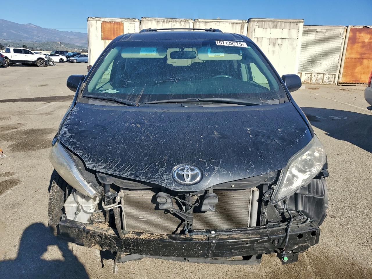 2017 TOYOTA SIENNA XLE photo 5