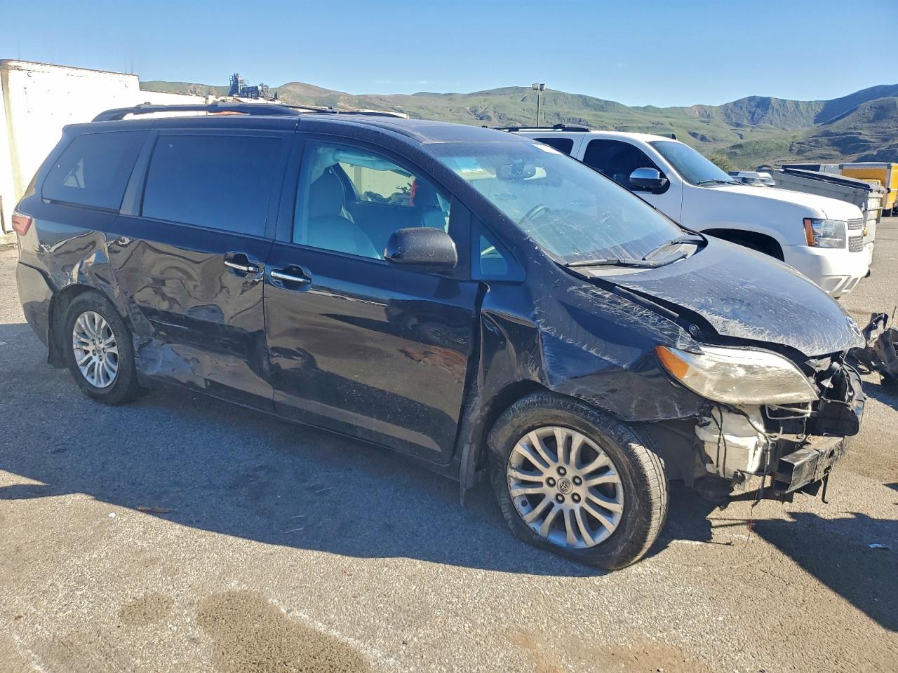 2017 TOYOTA SIENNA XLE photo 4