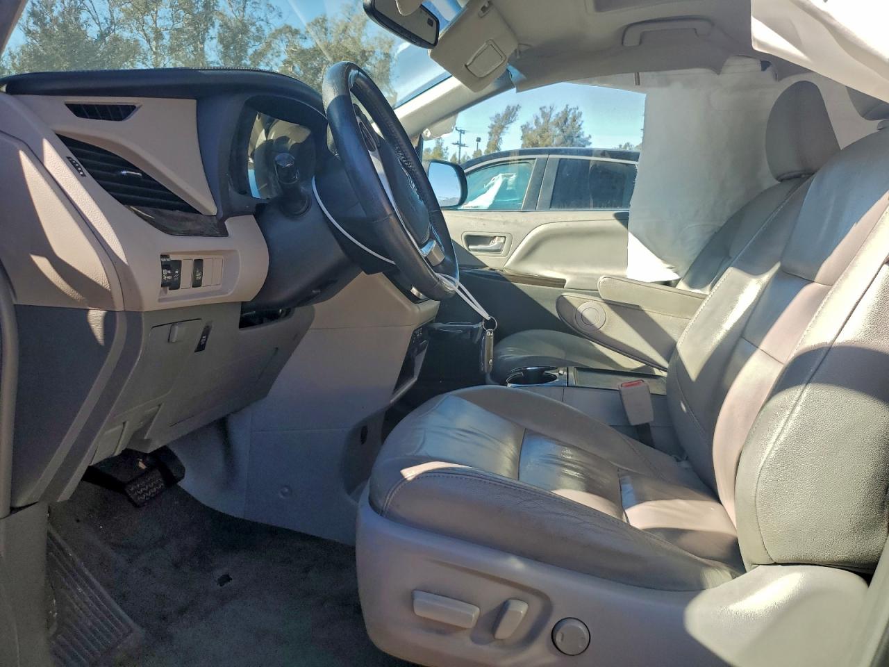 2017 TOYOTA SIENNA XLE photo 7
