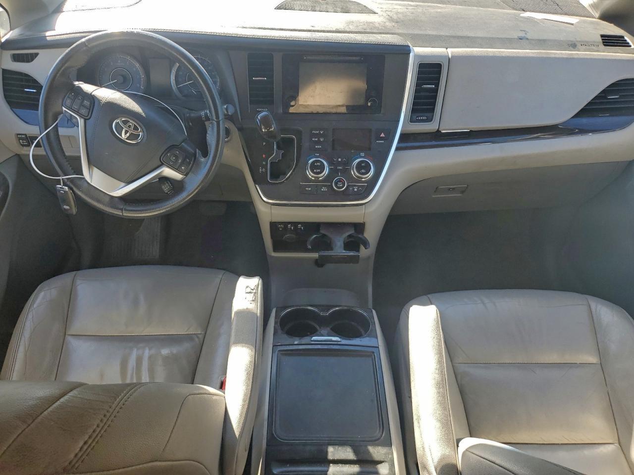 2017 TOYOTA SIENNA XLE photo 8