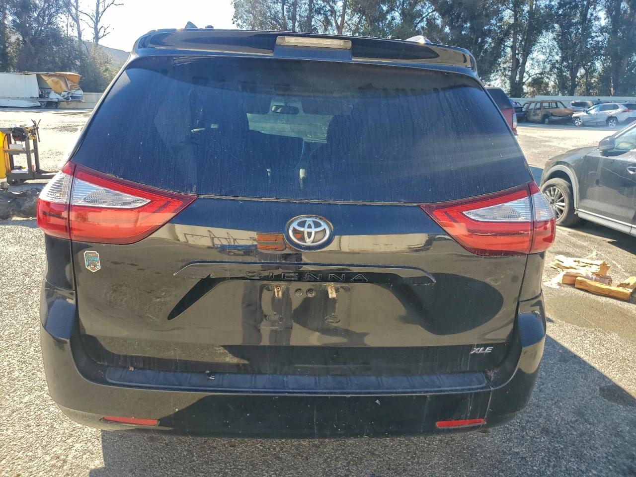 2017 TOYOTA SIENNA XLE photo 6