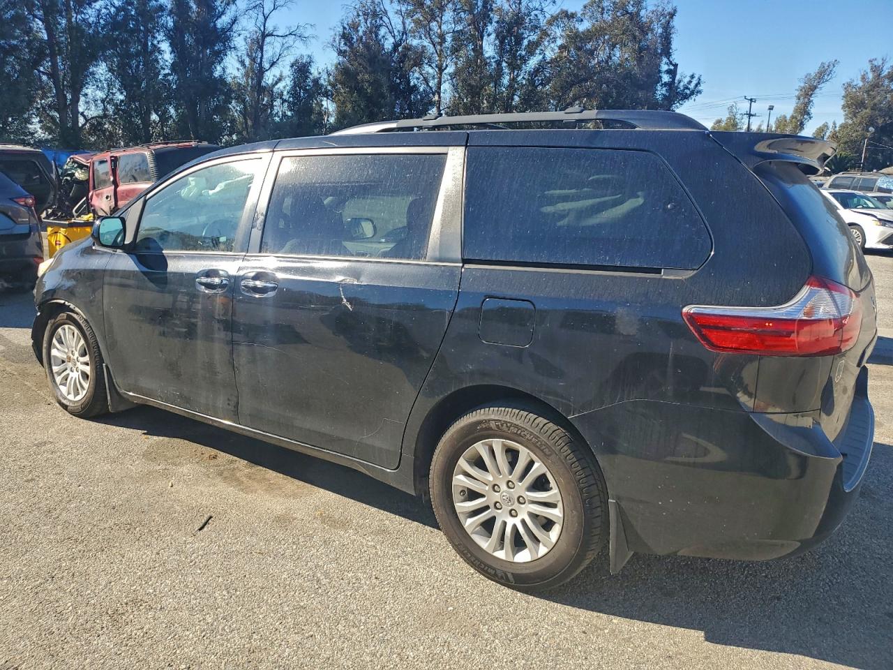 2017 TOYOTA SIENNA XLE photo 2