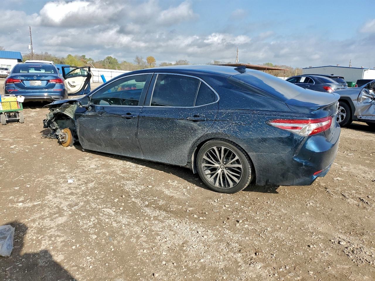 2019 TOYOTA CAMRY L photo 3