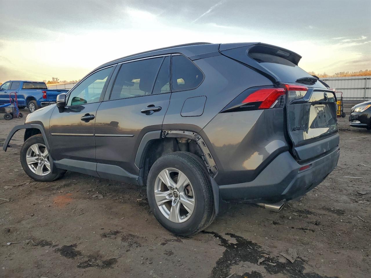 2021 TOYOTA RAV4 XLE photo 2