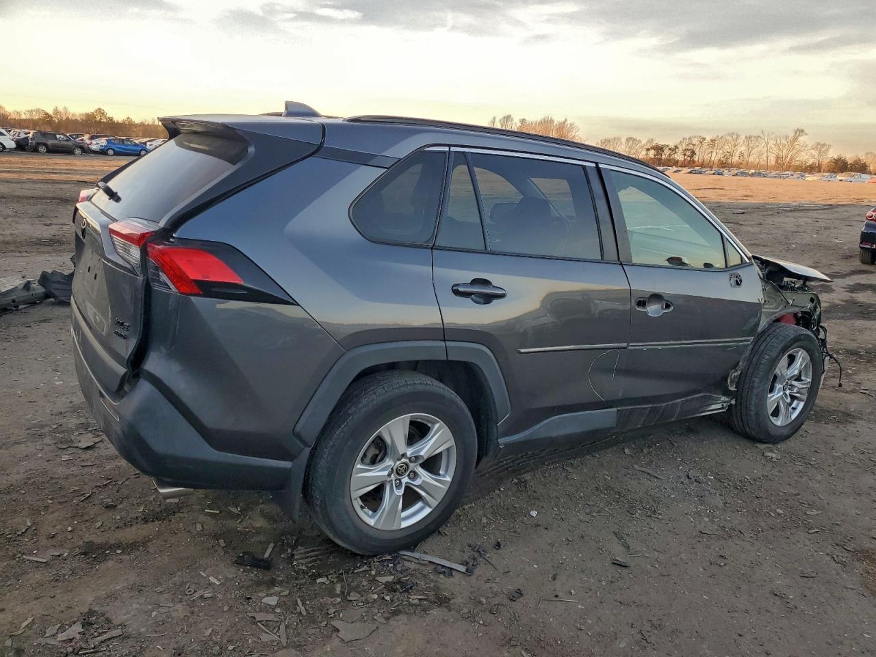 2021 TOYOTA RAV4 XLE photo 3