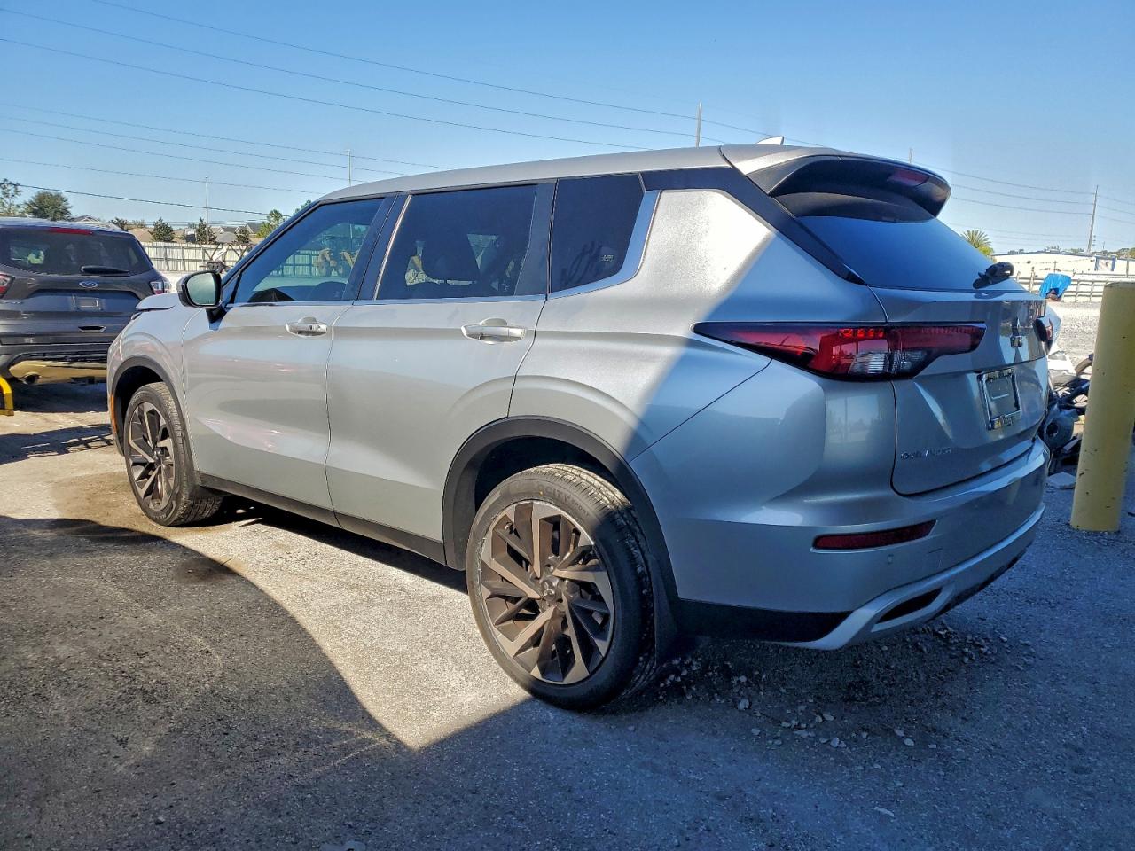 2024 MITSUBISHI OUTLANDER SE photo 2