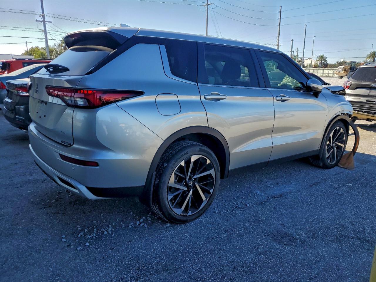 2024 MITSUBISHI OUTLANDER SE photo 3