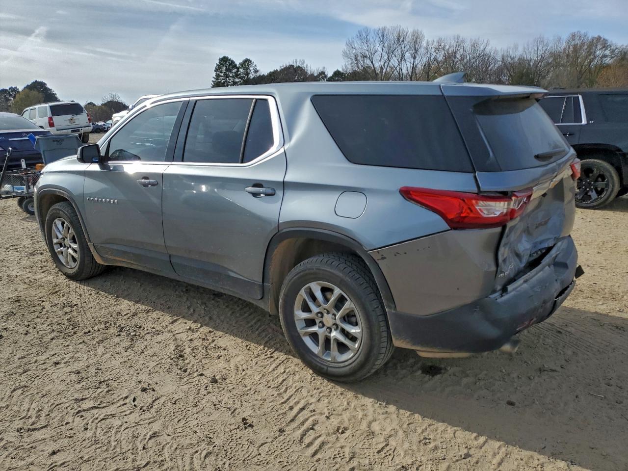 2019 CHEVROLET TRAVERSE LS photo 2