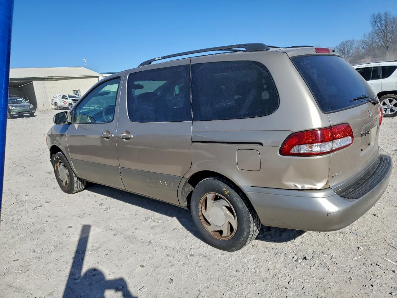 2002 TOYOTA SIENNA LE photo 3
