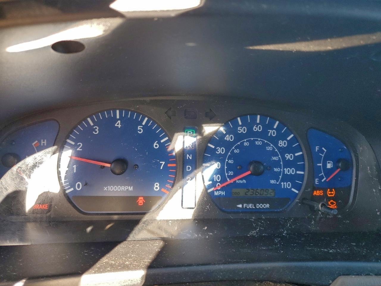 2002 TOYOTA SIENNA LE photo 17